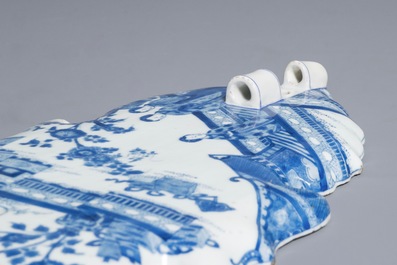 Une rare applique murale en porcelaine de Chine bleu et blanc, Kangxi